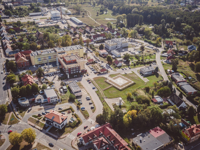 Widok na Szpital Powiatowy im. dr Henryka Jordana w Sulęcinie oraz lądowisko dla helikopterów.