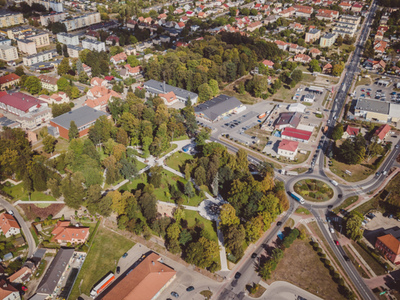 Widok na rondo im. M. Włodarczaka w centrum Sulęcina.