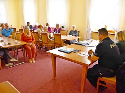 Spotkanie informacyjne seniorów z przedstawicielami ZUS i policji.