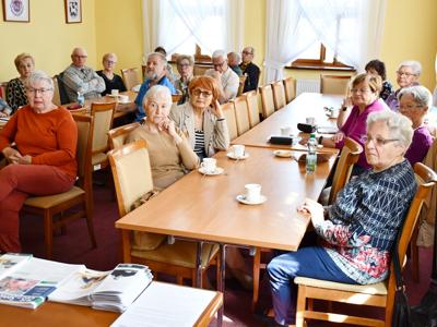 Spotkanie informacyjne seniorów z przedstawicielami ZUS i policji. 
