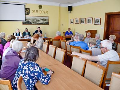 Spotkanie informacyjne seniorów z przedstawicielami ZUS i policji. 