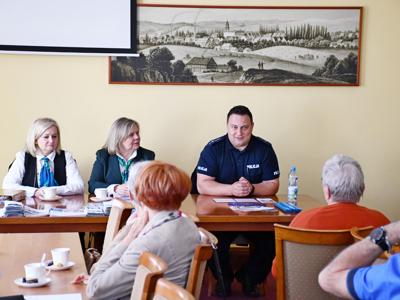 Spotkanie informacyjne seniorów z przedstawicielami ZUS i policji. 