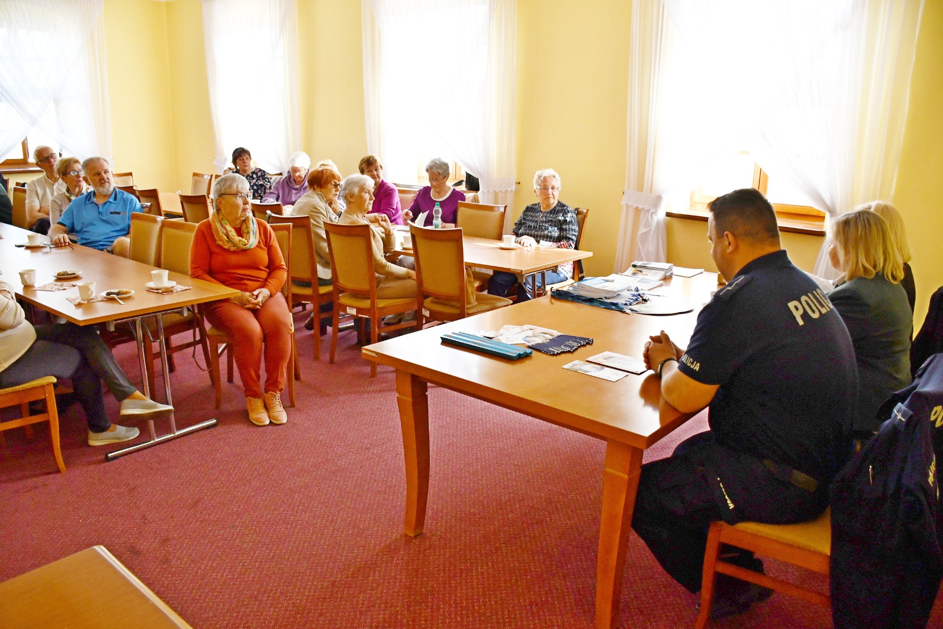 Spotkanie informacyjne seniorów z przedstawicielami ZUS i policji. 