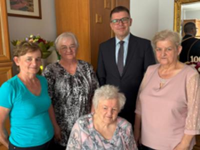 Jubilatka w gronie Burmistrza Sulęcina Dariusza Ejcharta wraz z córkami
