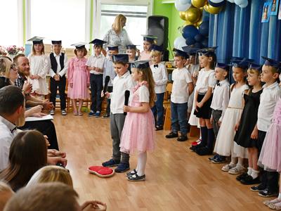 Sześciolatki zakończyły edukację w przedszkolu. 