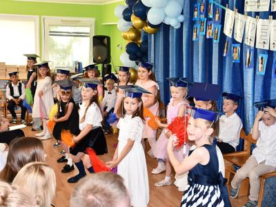 Sześciolatki zakończyły edukację w przedszkolu. 