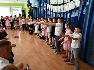 Sześciolatki zakończyły edukację w przedszkolu. 