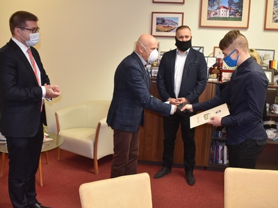 Przewodniczący Rady Miejskiej w Sulęcinie Zbigniew Szczepański składa gratulacje zawodnikowi.