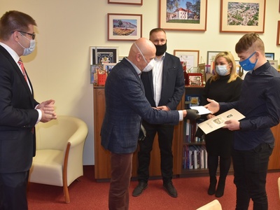 Przewodniczący Rady Miejskiej w Sulęcinie Zbigniew Szczepański składa gratulacje zawodnikowi.