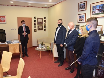 Burmistrz Sulęcina Dariusz Ejchart składa gratulacje zawodnikowi, jego mamie oraz trenerowi.
