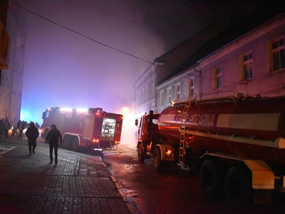 Akcja ratownicza przy placu Czarnieckiego w Sulęcinie. Na pierwszym planie wozy strażackie.