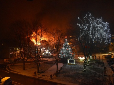 Pożar trawiący budynki przy placu Czarnieckiego, widok na rynek.
