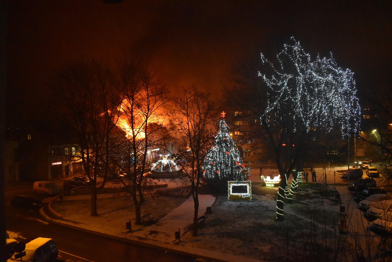 Pożar trawiący budynki przy placu Czarnieckiego, widok na rynek.