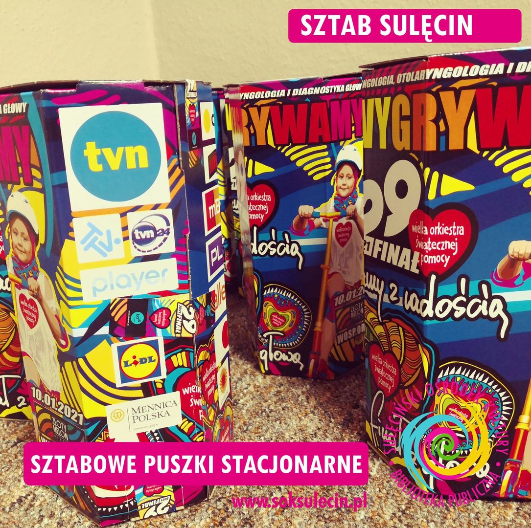 Na zdjęciu skarbony orkiestrowe oznaczone logo WOŚP, tegorocznym hasłem akcji oraz logotypami firm współpracujących.