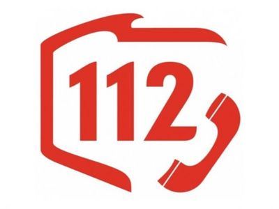 Logo Systemu Powiadamiania Ratunkowego autorstwa Piotra Skrzypczaka - czerwona liczba 112 z czerwoną słuchawką wpisana w kształt odzwierciedlający kształt Polski na mapie.