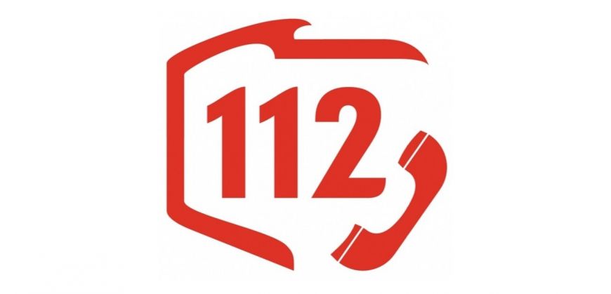 Logo Systemu Powiadamiania Ratunkowego autorstwa Piotra Skrzypczaka - czerwona liczba 112 z czerwoną słuchawką wpisana w kształt odzwierciedlający kształt Polski na mapie.