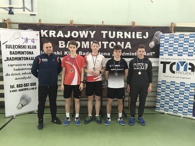 Na pierwszym planie trener Klubu Badmintona "Badminton4all" wraz z czterema zawodnikami klubu. Na pieersi zawodników widnieją pamiątkowe medale.