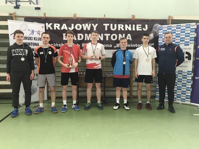 Trener klubu wraz z sześcioma zawodnikami na ściance z nazwą turnieju. Zawodnicy otzrymali pamiątkowe medale. Dwóch zawodników otrzymało również statuetki.