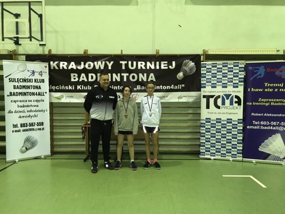 Trener klubu wraz z zawodniczkami turnieju odznaczonymi medalami. Z tyłu baner z nazwą turnieju oraz roll-upy z nazwą klubu.