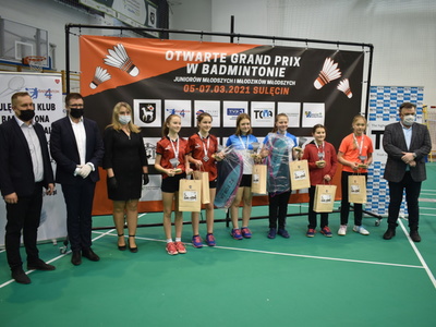 Na zdjęciu zwycięzcy turnieju z nagrodami, pucharami, medalami i upominkami wręczonymi przez Burmistrza Sulęcina Dariusza Ejcharta, Zastępcę Burmistrza Iwonę Walczak oraz Prezesa Polskiego Związku Badmintona Marka Krajewskiego z Warszawy.