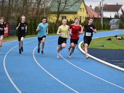 Uczestnicy w czasie zmagań sportowych.