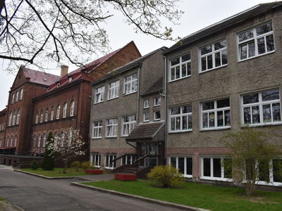 Widok na Szkołę Podstawową nr 1 im. Jana Pawła II w Sulęcinie.