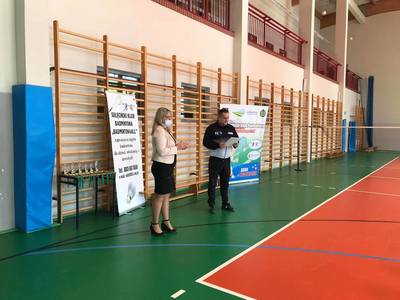 Trener Robert Aleksandrowicz  z Panią burmistrz Iwoną Walczak  podczas dekoracji 