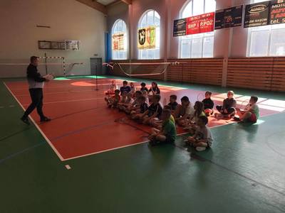 Trener z zawodnkami Sulęcińskiego  Klubu Badmintona Badminton4all 