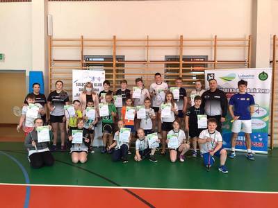 Wspólne zdjęcie zawodnicy -trenerzy i Pani bumistrz z zawodnikami Sulęcińskiego Klubu Badmintona Badminton4all klubowy turniej badmintona Wiosna 2021 