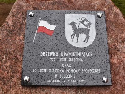 Płyta pamiątkowa z okazji posadzenia drzewka 777-lecia otrzymania przez Sulęcin praw miejskich i 30-lecia OPS.