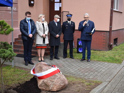 Dyrektor OPS z przedstawicielami samorządu i państwowej straży pożarnej.