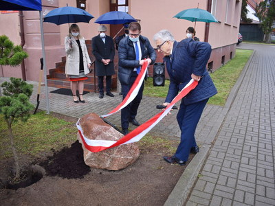 Symboliczne odsłonięcie obelisku przez burmistrza Sulęcina i dyrektora OPS.