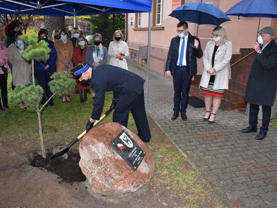 Symboliczne nasadzenie drzewka przez przedstawiciela Państwowej Straży Pożarnej.