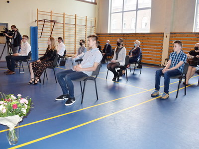 Spotkanie w sali gimnastycznej z zachowaniem zasad bezpieczeństwa.