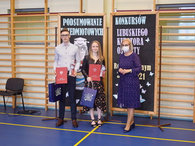 Laureaci z Lubuskim Kuratorem Oświaty.