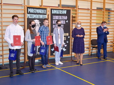 Laureaci z Lubuskim Kuratorem Oświaty. 
