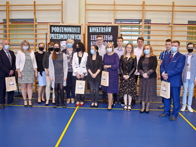 Wspólne zdjęcie laureatów konkursów przedmiotowych z nauczycielami i zaproszonymi gośćmi.