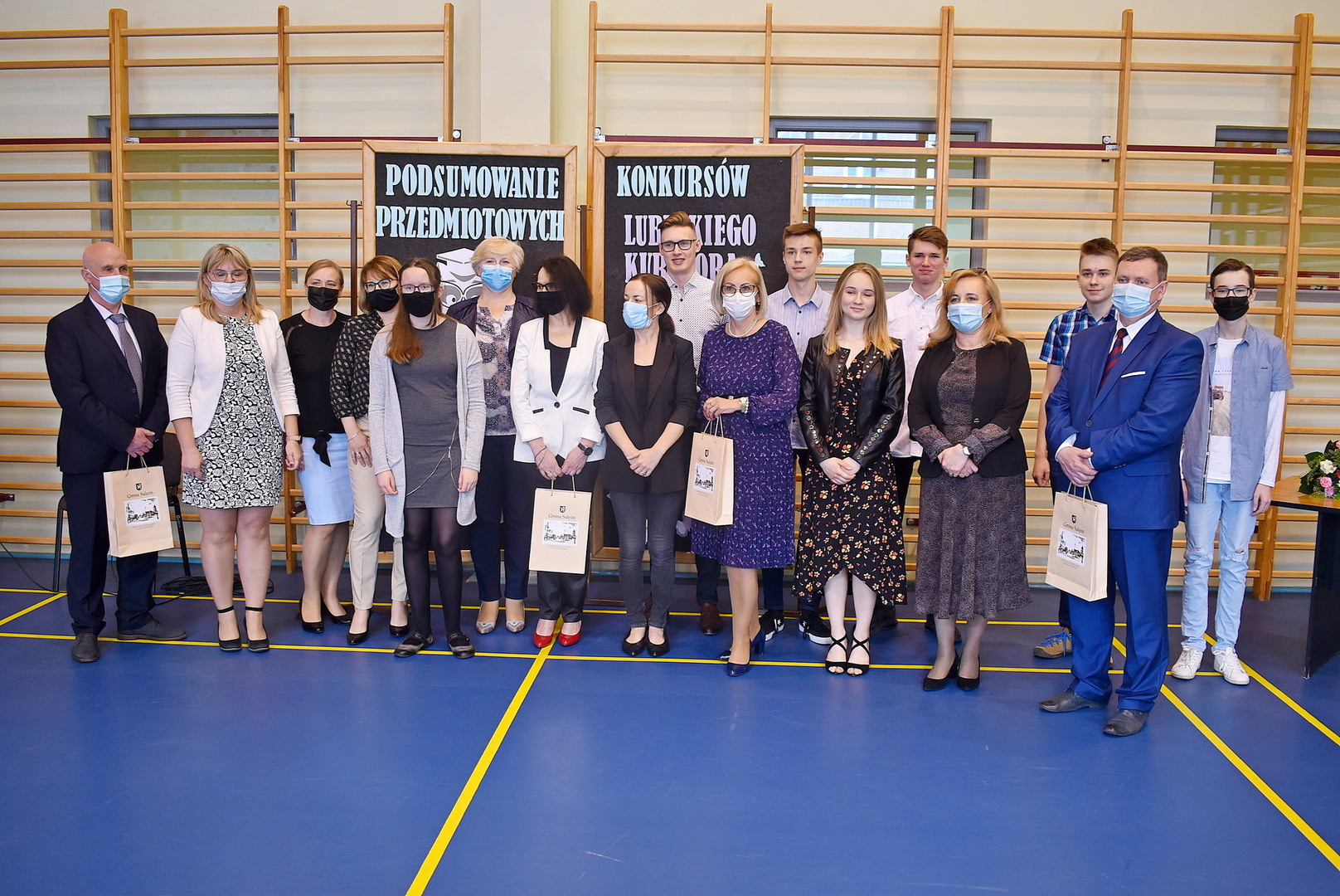 Wspólne zdjęcie laureatów konkursów przedmiotowych z nauczycielami i zaproszonymi gośćmi. 