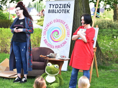 Pisarkę uczestnikom spotkania przedstawiła dyrektor Biblioteki Publicznej w Sulęcinie.