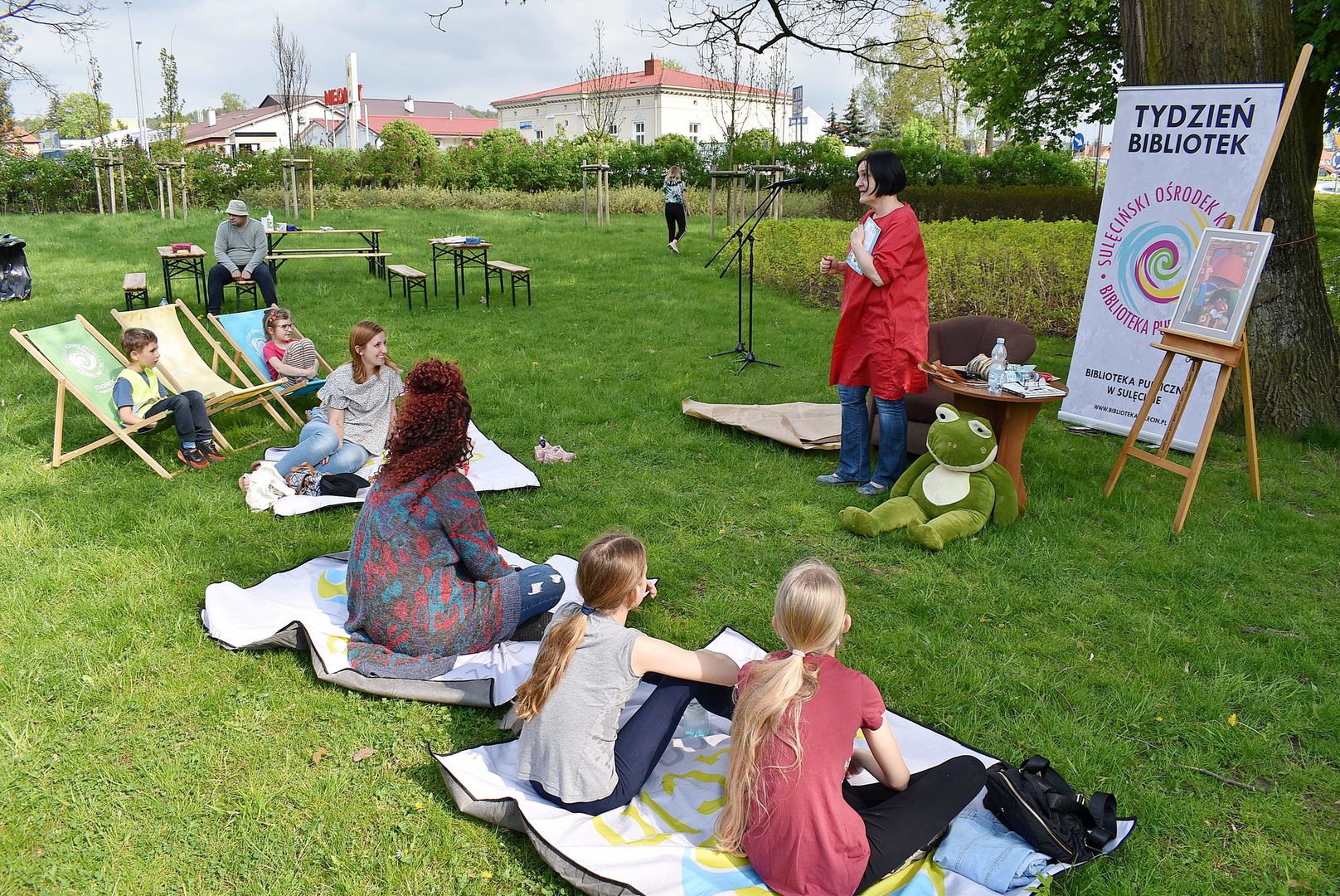 Spotkania autorskie w parku miejskim z najmłodszymi mieszkańcami i rodzicami. 