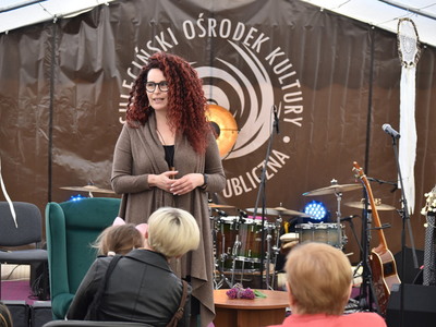 Zebranych miłośników poezji przywitała dyrektor Biblioteki Publicznej. 
