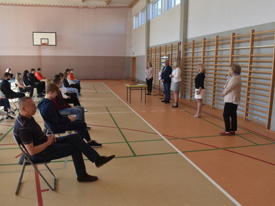 W przekazaniu zaświadczeń uczestniczyli nauczyciele, uczniowie, przewodnicząca Rady Rodziców, zastępca burmistrza Sulęcina i dyrekcja szkoły.