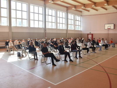 Uroczystość wręczenia zaświadczań odbyła się w sali sportowej szkoły.