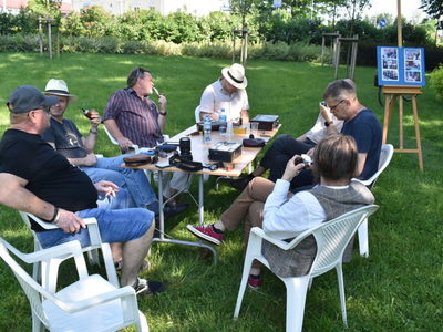 Wymiana doświadczeń w trakcie spotkania miłośników pykania fajki.
