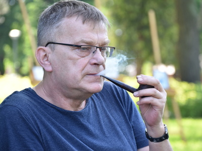 Miłośnik pykania fajki. 