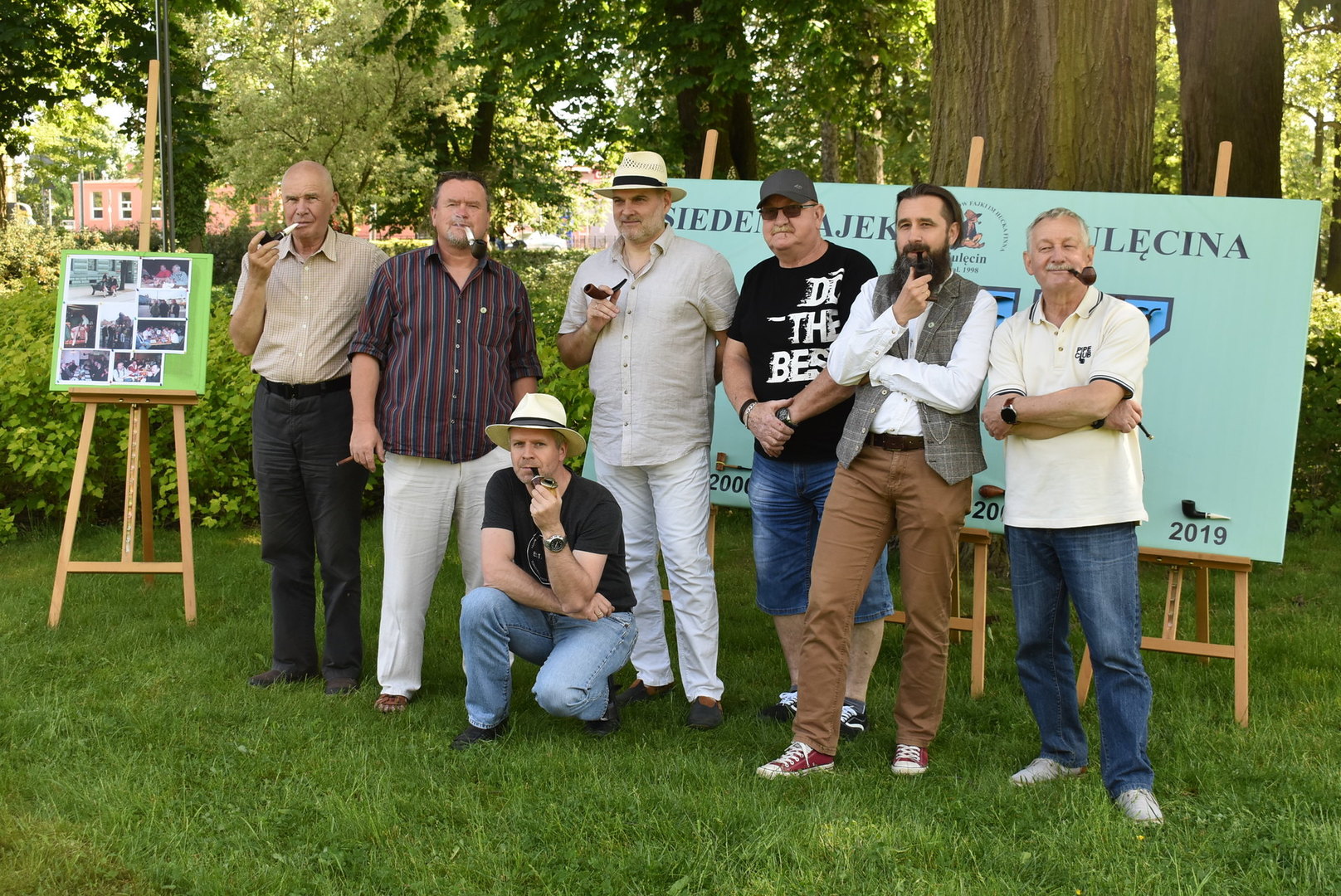 Członkowie Sulęcińskiego Klubu Miłośników Fajki im. Huck'a Finn'a. 