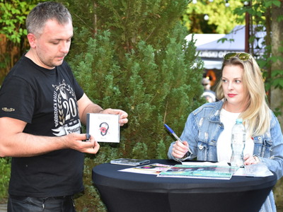 Wiele osób uczestniczących w koncercie zespołu wsparło inicjatywę "Podaruj płytę mediatece".