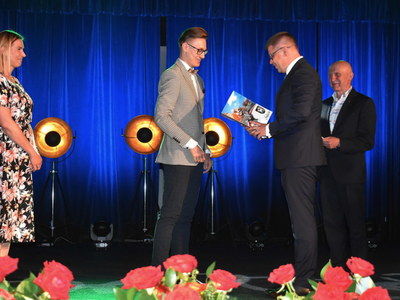 Czterokrotny laureat konkursów przedmiotowych otrzymuje stypendium od Burmistrza Sulęcina. 