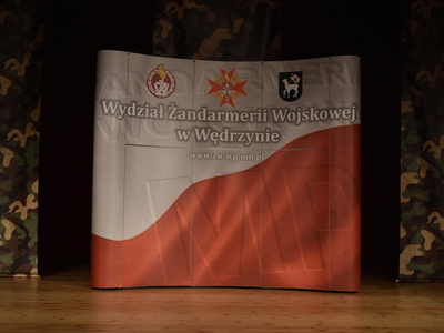 Na zdjęciu scena z banerem Wydziału Żandarmerii Wojskowej w Wędrzynie.