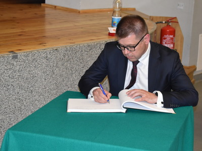 Wpisu do księgi pamiątkowej Żandarmerii Wojskowej dokonał Burmistrz Sulęcina.